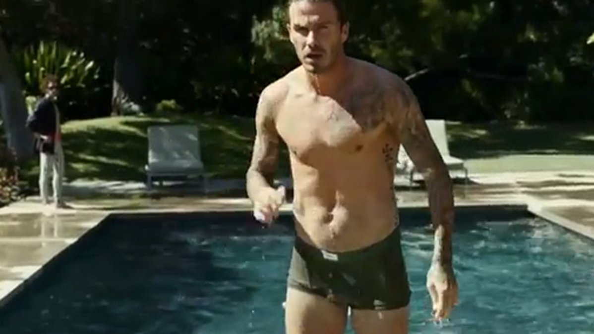 David Beckham är inte direkt ful i den nya reklamfilmen. 